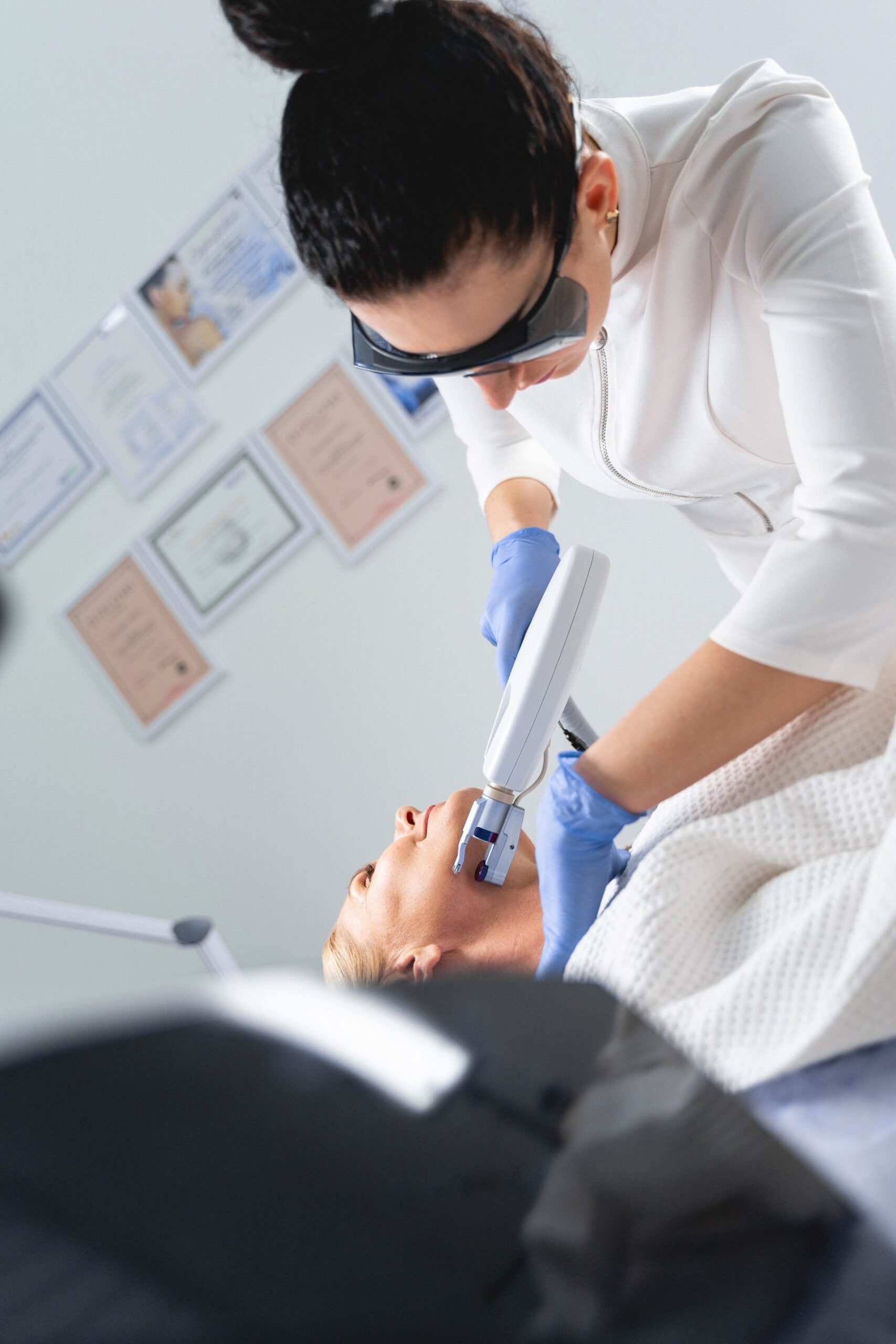 woman-undergoing-a-laser-skin-resurfacing-procedur-2021-09-03-15-36-01-utc-1920w